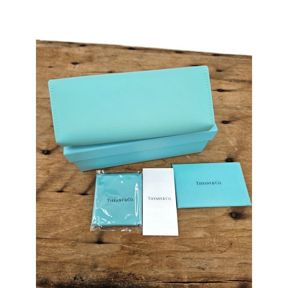New in Box Tiffany & Co Magnetic Eyeglass Case and Cloth Authentic - Picture 3 of 4